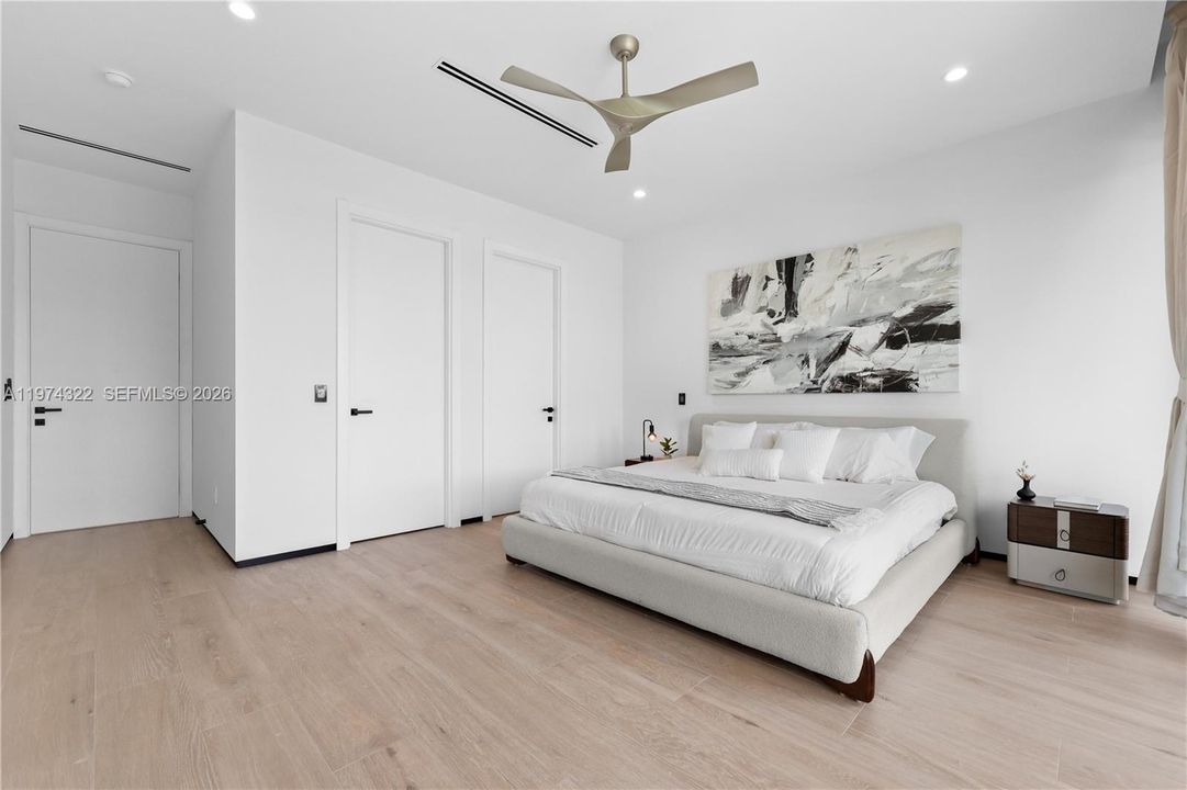 Recently Sold: $3,050,000 (4 beds, 4 baths, 3741 Square Feet)