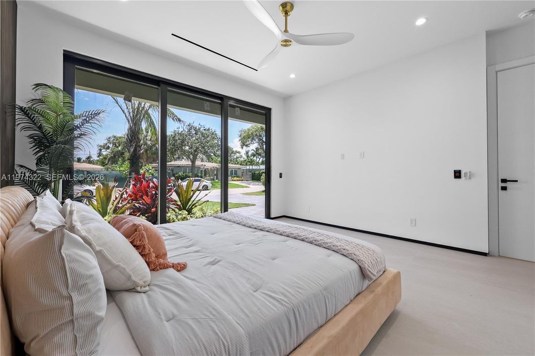 Recently Sold: $3,050,000 (4 beds, 4 baths, 3741 Square Feet)