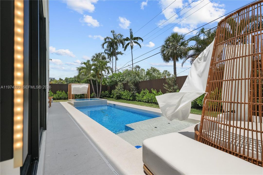 Recently Sold: $3,050,000 (4 beds, 4 baths, 3741 Square Feet)