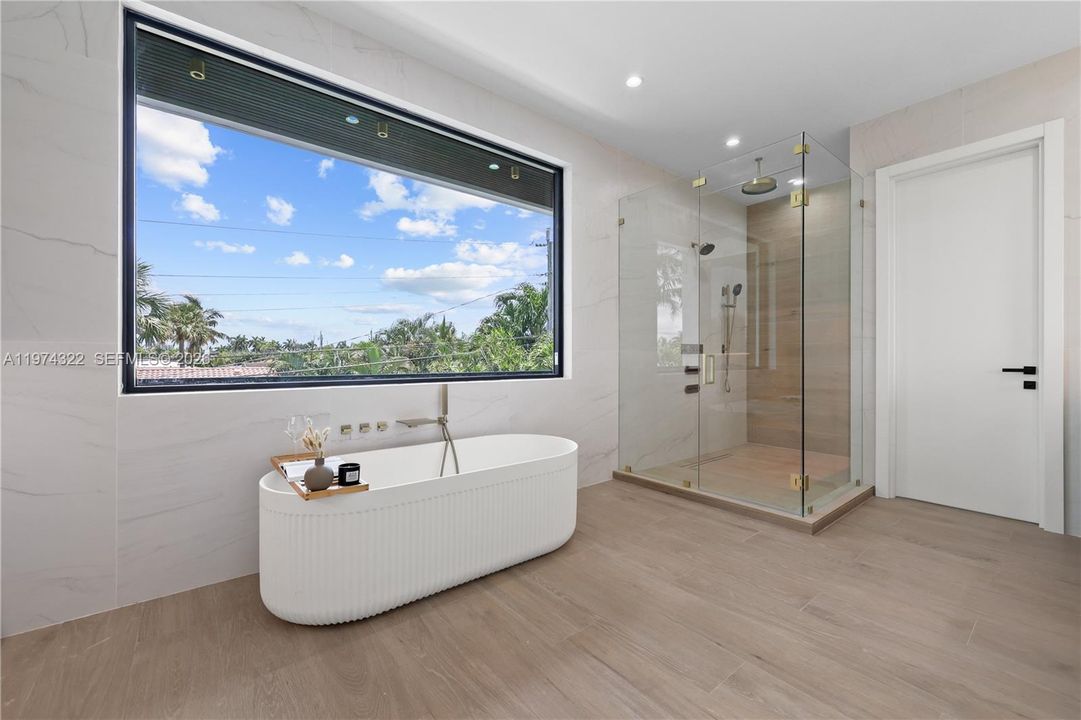 Recently Sold: $3,050,000 (4 beds, 4 baths, 3741 Square Feet)