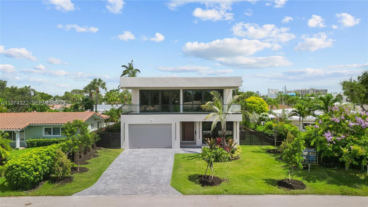 Recently Sold: $3,050,000 (4 beds, 4 baths, 3741 Square Feet)