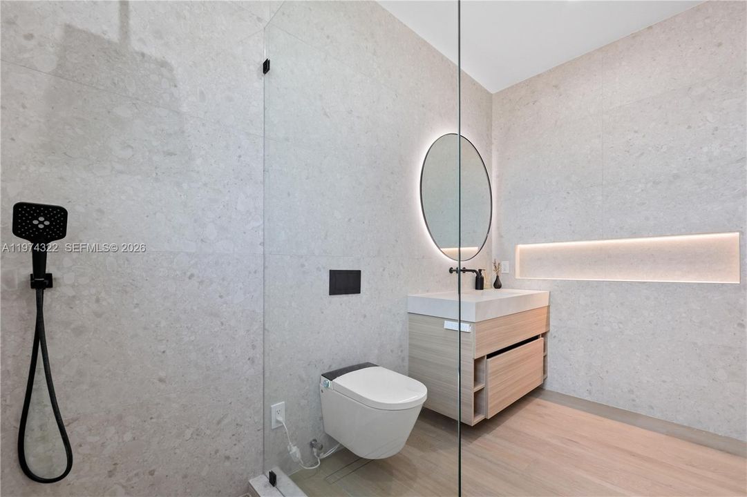 Recently Sold: $3,050,000 (4 beds, 4 baths, 3741 Square Feet)