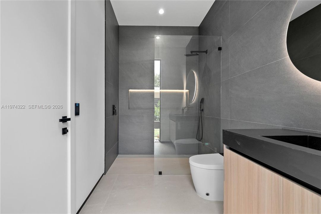 Recently Sold: $3,050,000 (4 beds, 4 baths, 3741 Square Feet)