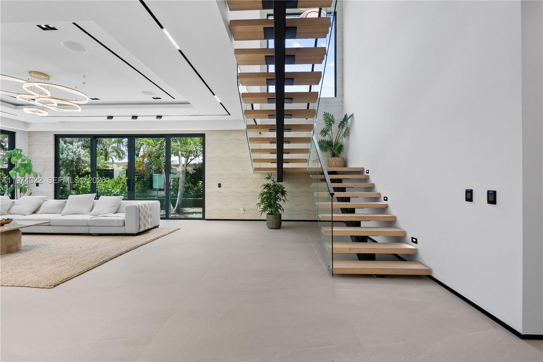 Recently Sold: $3,050,000 (4 beds, 4 baths, 3741 Square Feet)