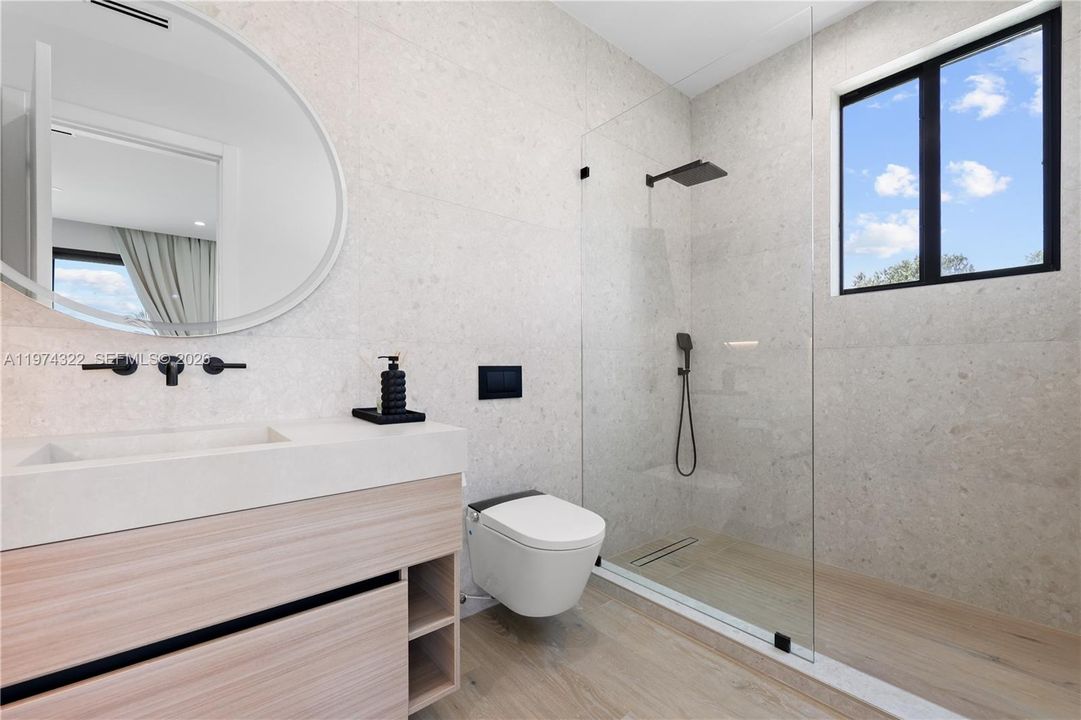 Recently Sold: $3,050,000 (4 beds, 4 baths, 3741 Square Feet)