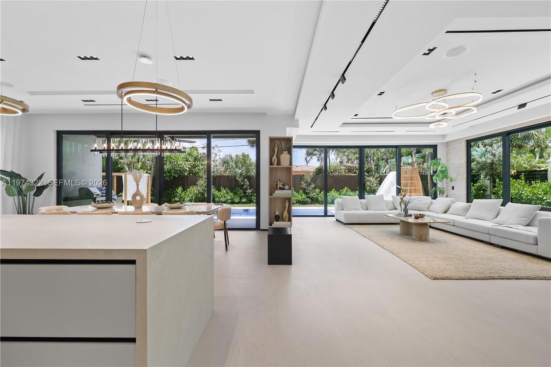 Recently Sold: $3,050,000 (4 beds, 4 baths, 3741 Square Feet)