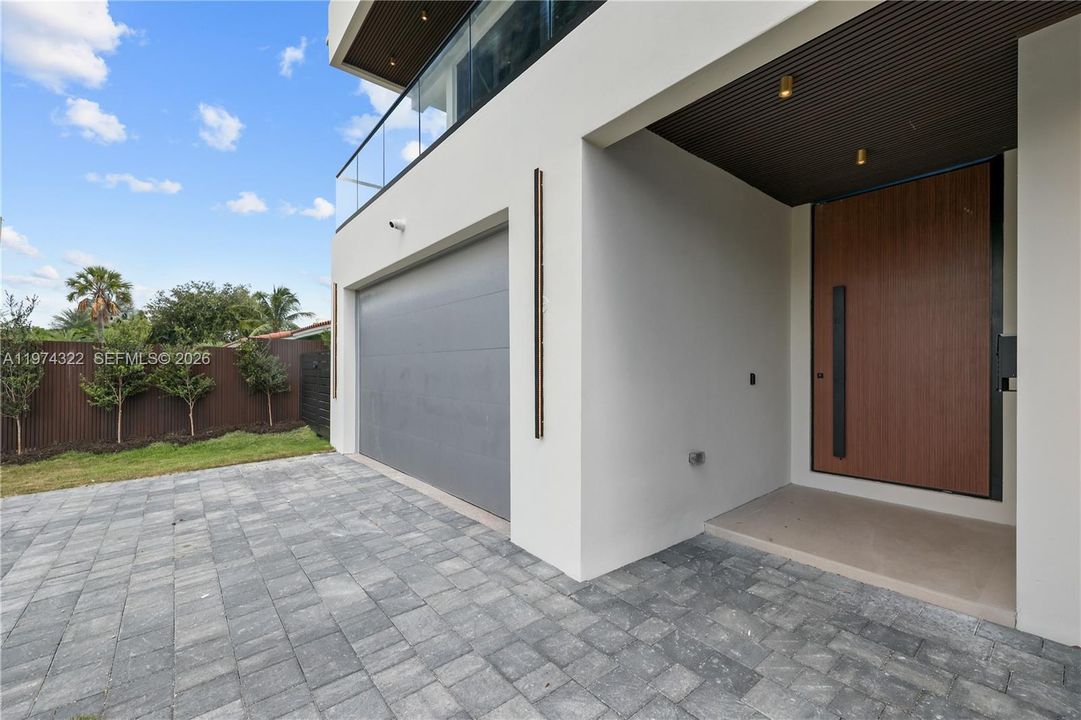 Recently Sold: $3,050,000 (4 beds, 4 baths, 3741 Square Feet)