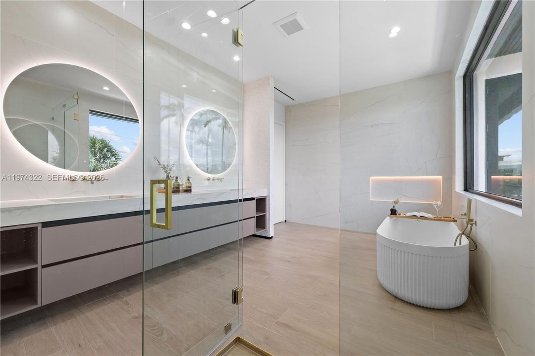 Recently Sold: $3,050,000 (4 beds, 4 baths, 3741 Square Feet)