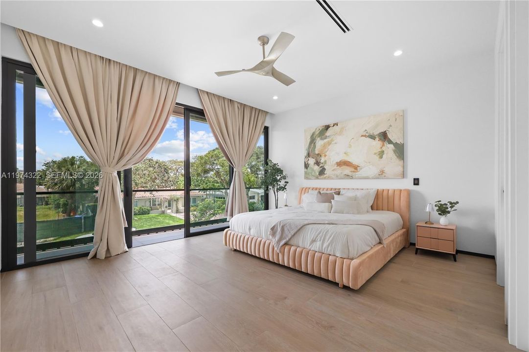 Recently Sold: $3,050,000 (4 beds, 4 baths, 3741 Square Feet)