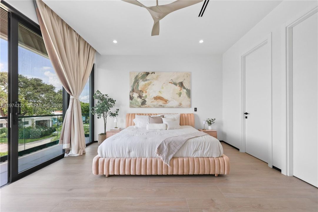 Recently Sold: $3,050,000 (4 beds, 4 baths, 3741 Square Feet)