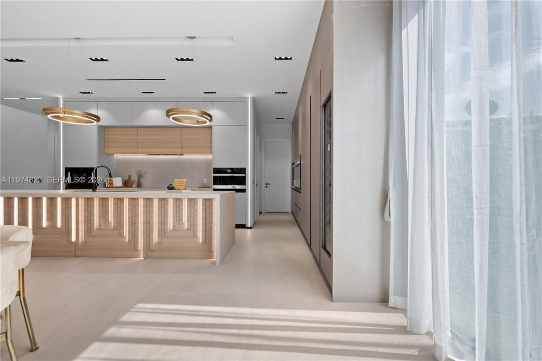 Recently Sold: $3,050,000 (4 beds, 4 baths, 3741 Square Feet)