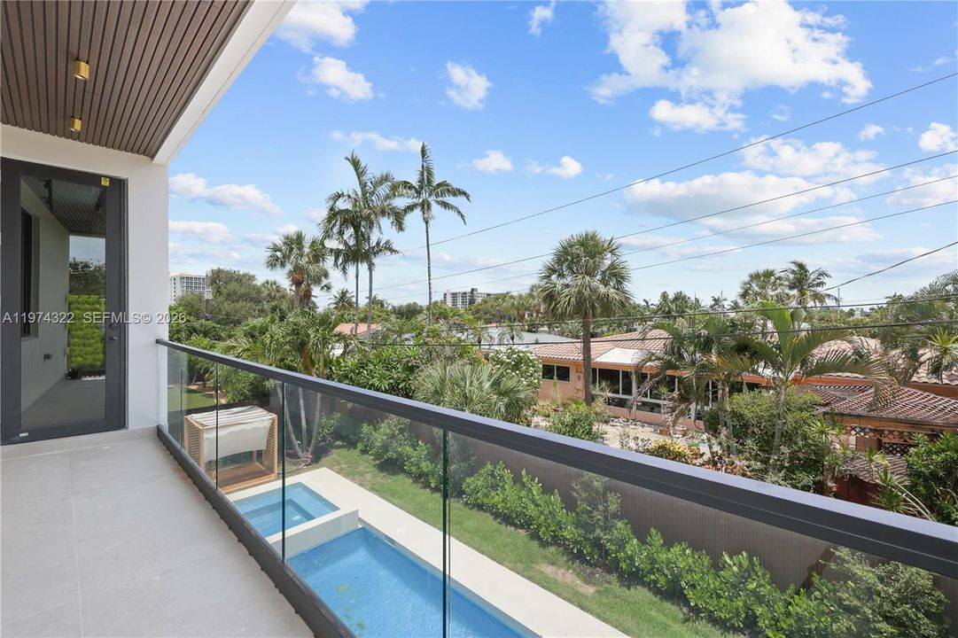 Recently Sold: $3,050,000 (4 beds, 4 baths, 3741 Square Feet)