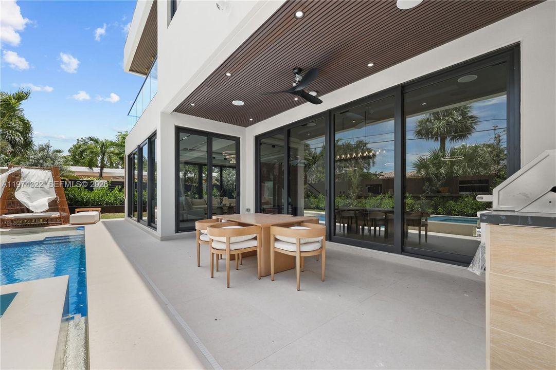 Recently Sold: $3,050,000 (4 beds, 4 baths, 3741 Square Feet)