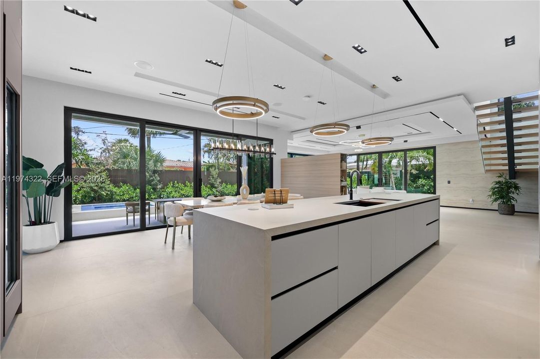Recently Sold: $3,050,000 (4 beds, 4 baths, 3741 Square Feet)