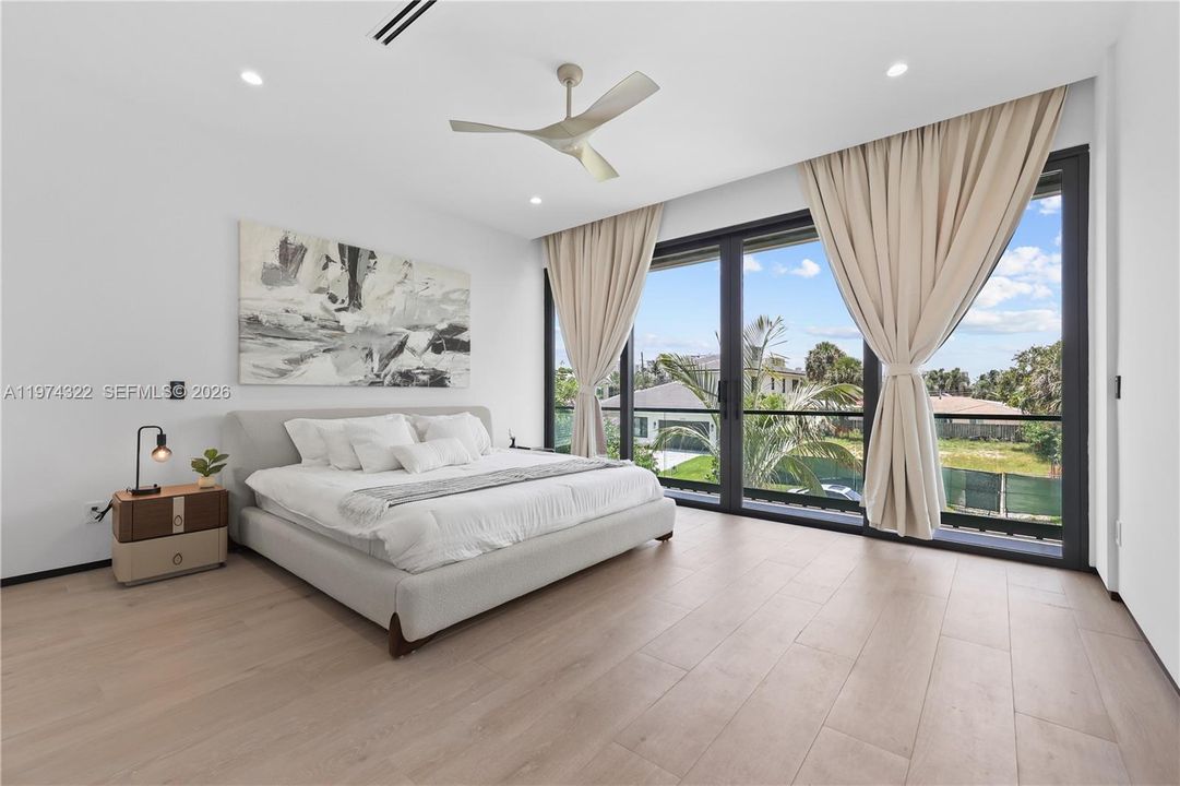 Recently Sold: $3,050,000 (4 beds, 4 baths, 3741 Square Feet)
