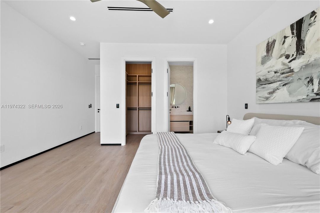 Recently Sold: $3,050,000 (4 beds, 4 baths, 3741 Square Feet)