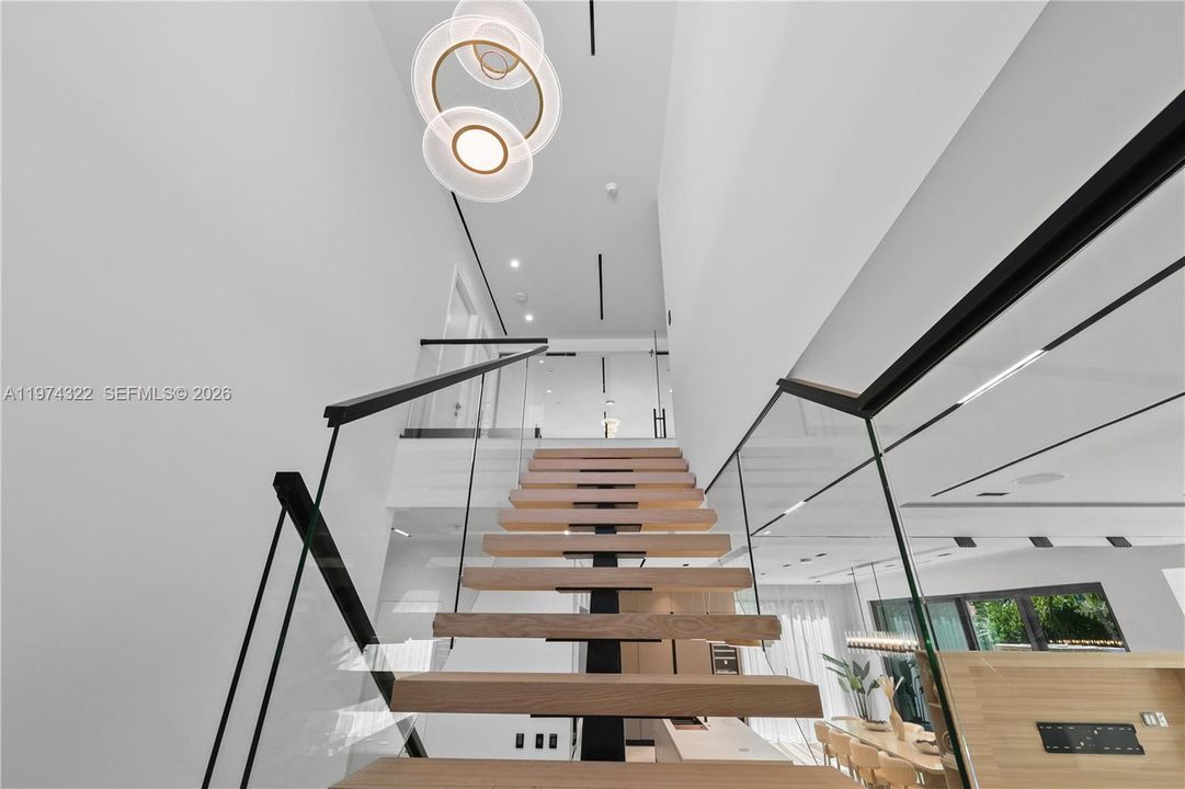Recently Sold: $3,050,000 (4 beds, 4 baths, 3741 Square Feet)