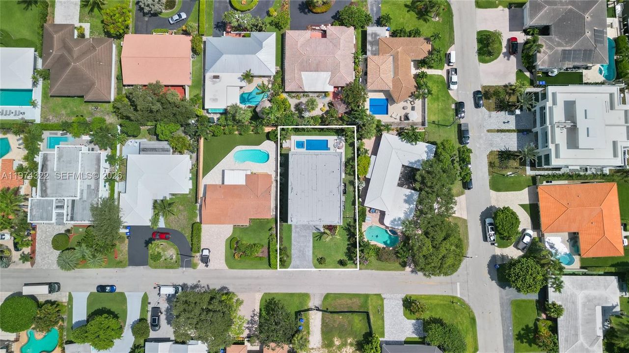 Recently Sold: $3,050,000 (4 beds, 4 baths, 3741 Square Feet)