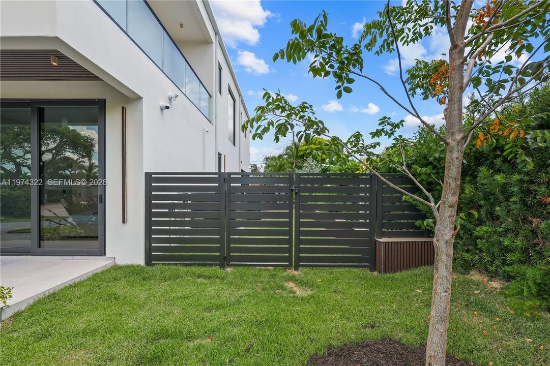 Recently Sold: $3,050,000 (4 beds, 4 baths, 3741 Square Feet)