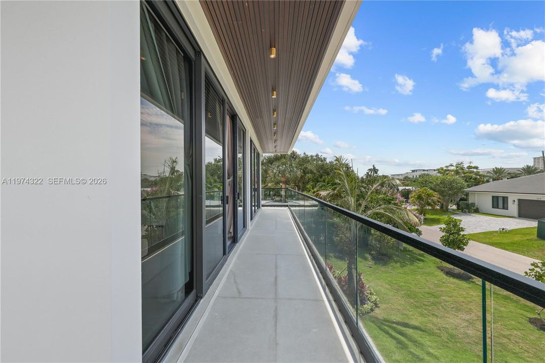 Recently Sold: $3,050,000 (4 beds, 4 baths, 3741 Square Feet)