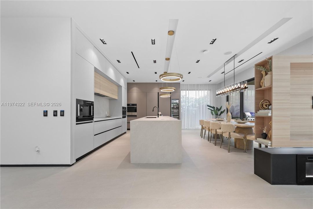 Recently Sold: $3,050,000 (4 beds, 4 baths, 3741 Square Feet)