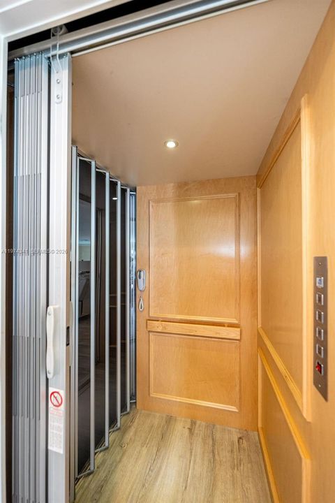 Vendido Recientemente: $970,000 (2 camas, 2 baños, 2460 Pies cuadrados)