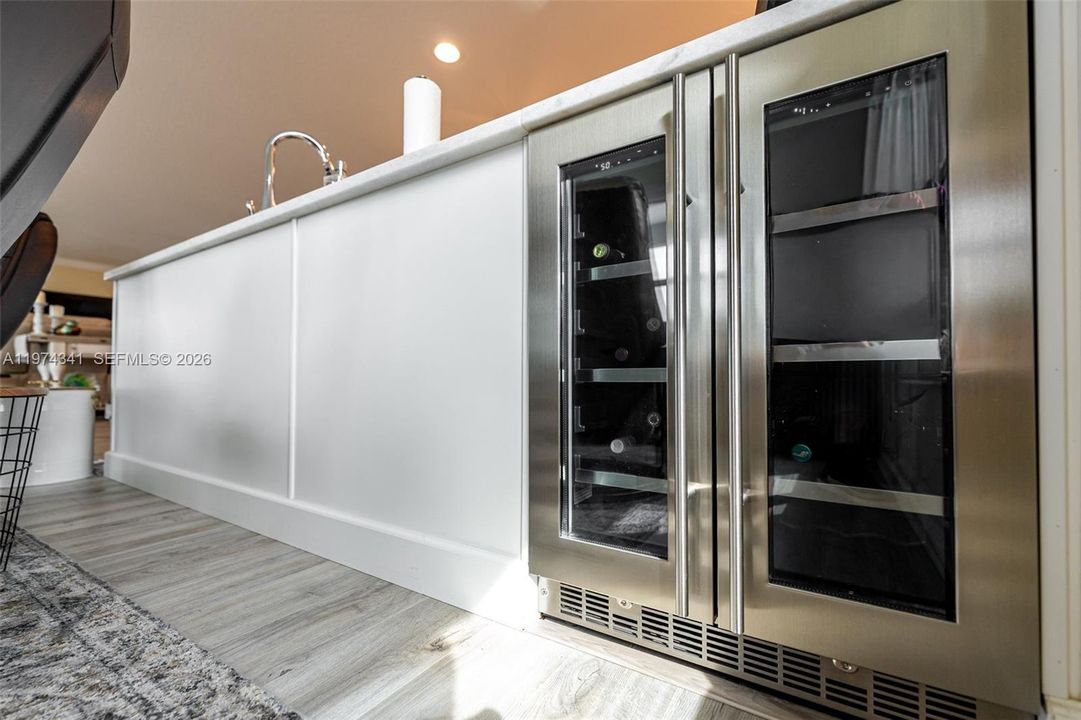 Vendido Recientemente: $970,000 (2 camas, 2 baños, 2460 Pies cuadrados)