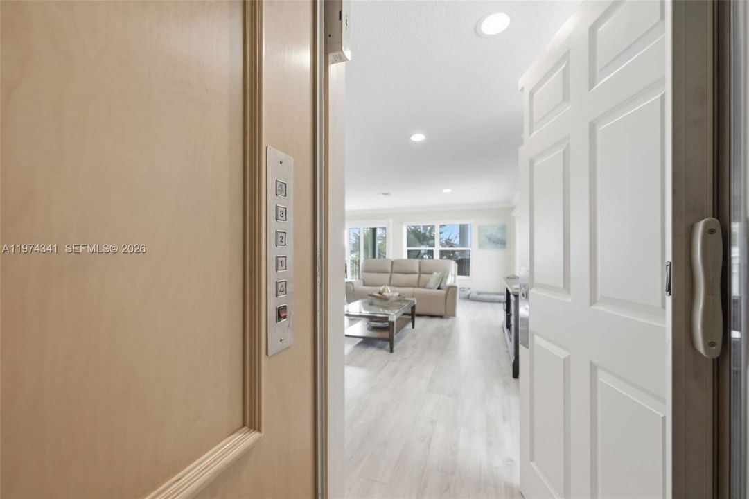 Vendido Recientemente: $970,000 (2 camas, 2 baños, 2460 Pies cuadrados)