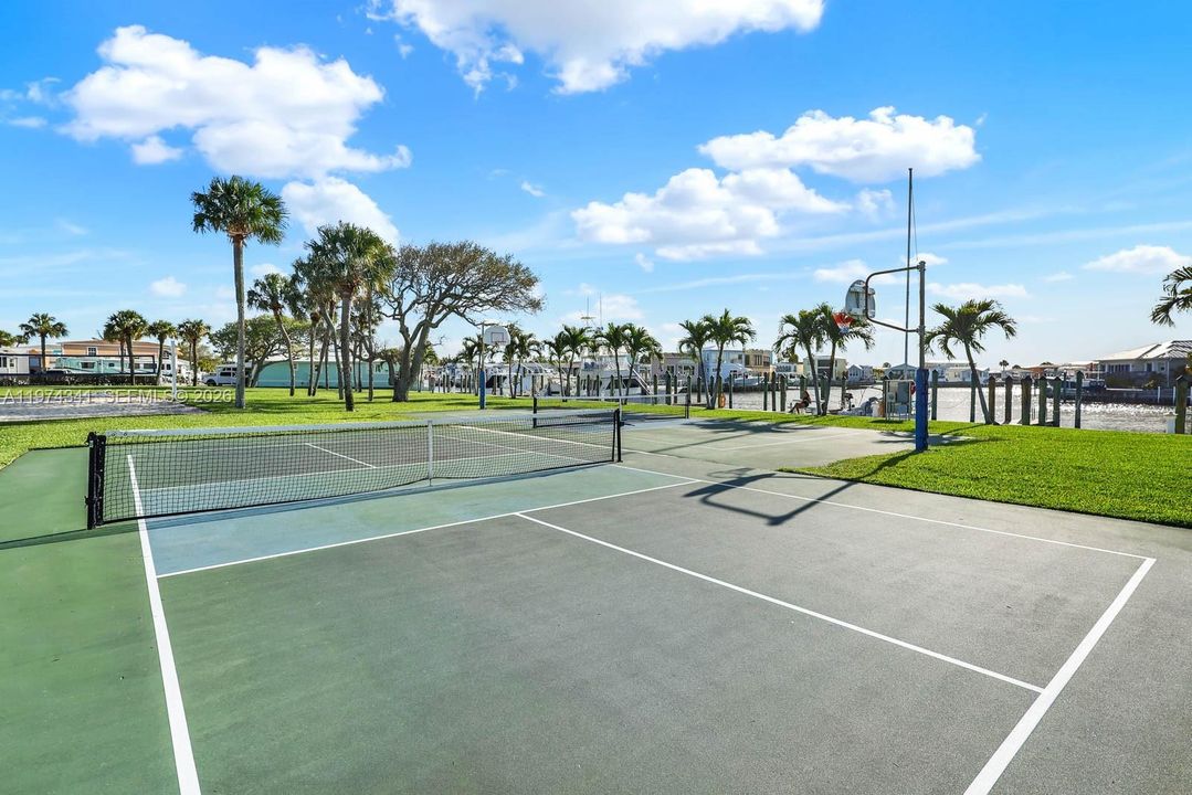 Vendido Recientemente: $970,000 (2 camas, 2 baños, 2460 Pies cuadrados)