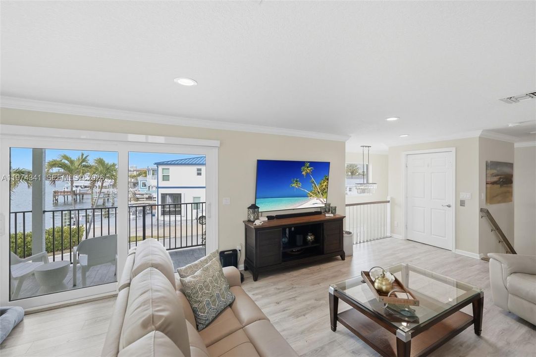 Vendido Recientemente: $970,000 (2 camas, 2 baños, 2460 Pies cuadrados)
