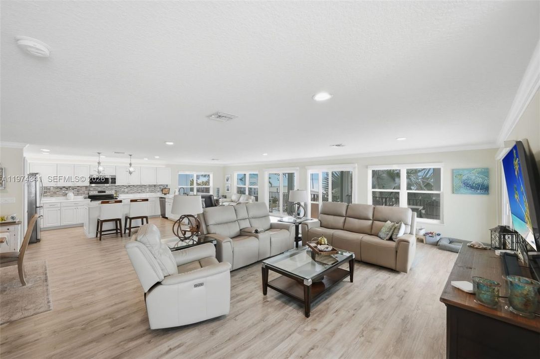 Vendido Recientemente: $970,000 (2 camas, 2 baños, 2460 Pies cuadrados)