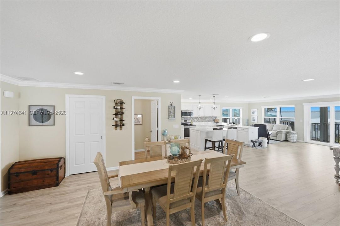 Vendido Recientemente: $970,000 (2 camas, 2 baños, 2460 Pies cuadrados)