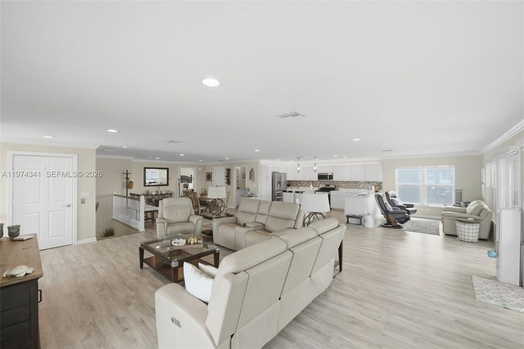 Vendido Recientemente: $970,000 (2 camas, 2 baños, 2460 Pies cuadrados)