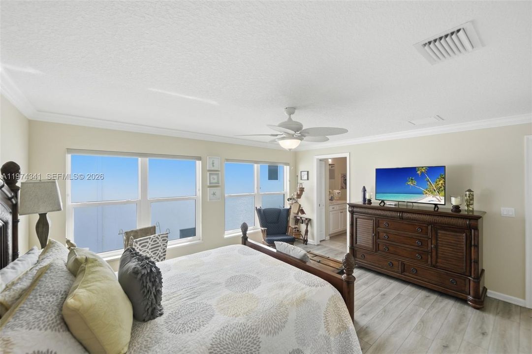 Vendido Recientemente: $970,000 (2 camas, 2 baños, 2460 Pies cuadrados)
