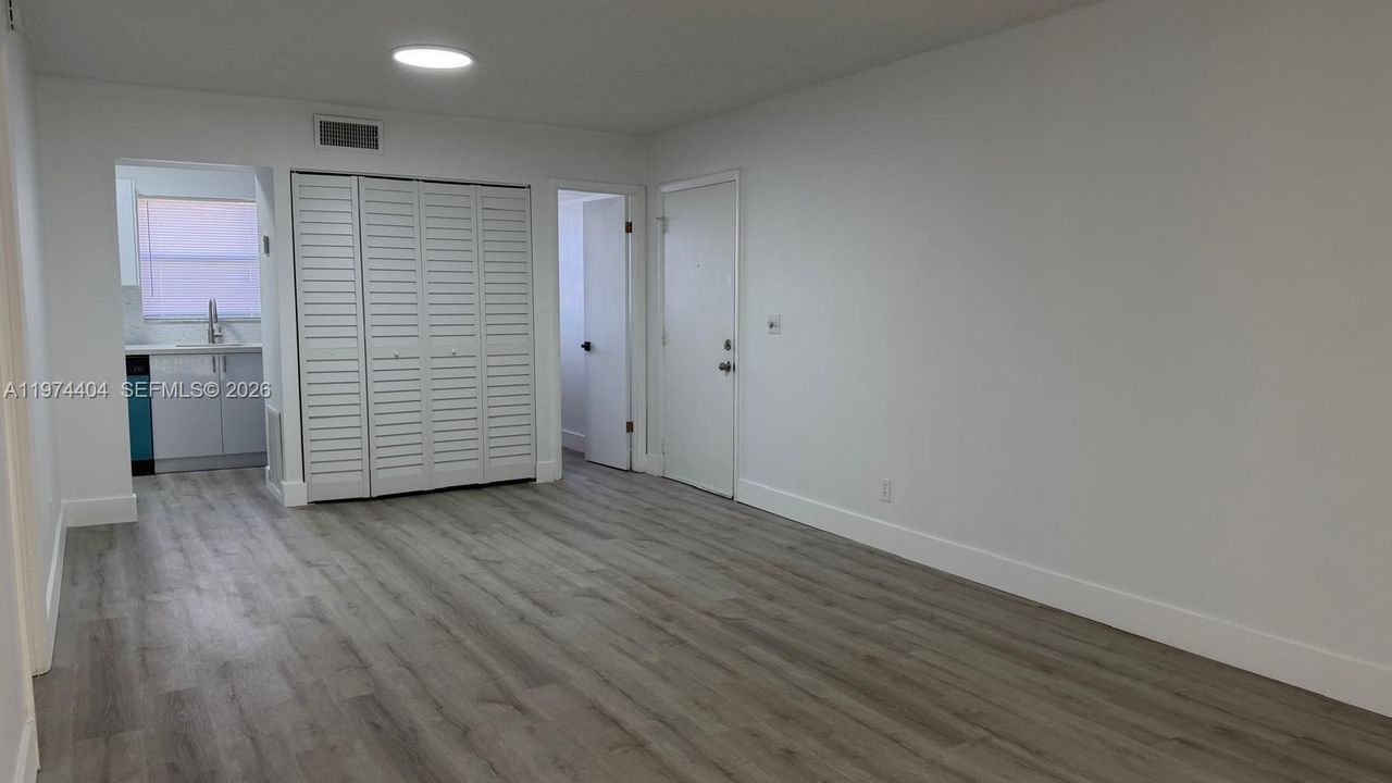 На продажу: $120,000 (1 спален, 1 ванн, 704 Квадратных фут)