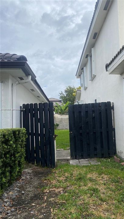 For Rent: $1,300 (1 beds, 1 baths, 1990 Square Feet)