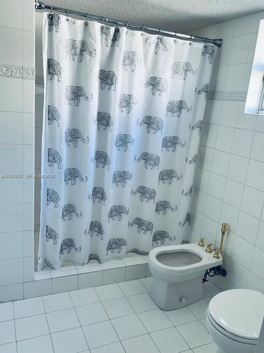For Rent: $1,300 (1 beds, 1 baths, 1990 Square Feet)