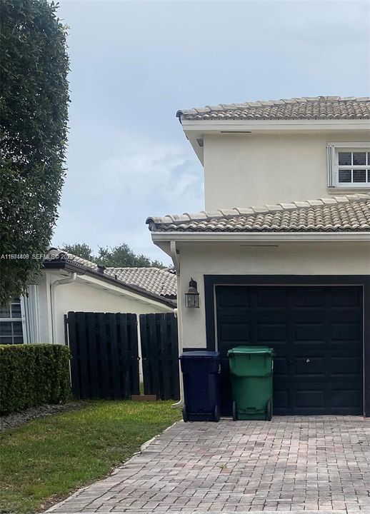 For Rent: $1,300 (1 beds, 1 baths, 1990 Square Feet)