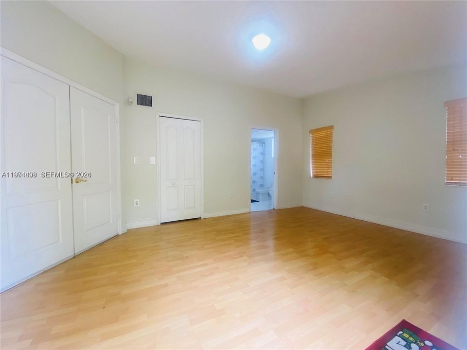 For Rent: $1,300 (1 beds, 1 baths, 1990 Square Feet)