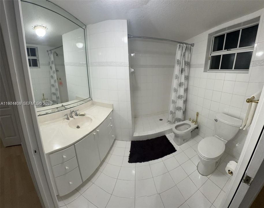 For Rent: $1,300 (1 beds, 1 baths, 1990 Square Feet)
