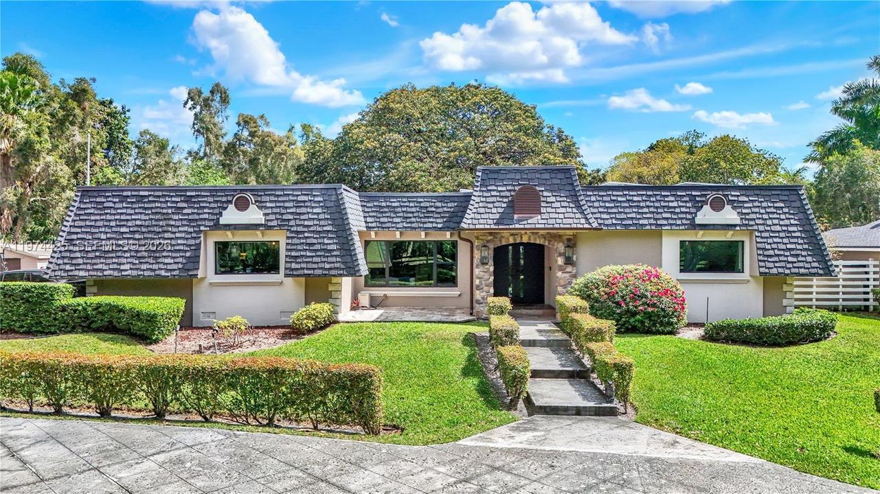 Recently Sold: $1,800,000 (4 beds, 3 baths, 3319 Square Feet)