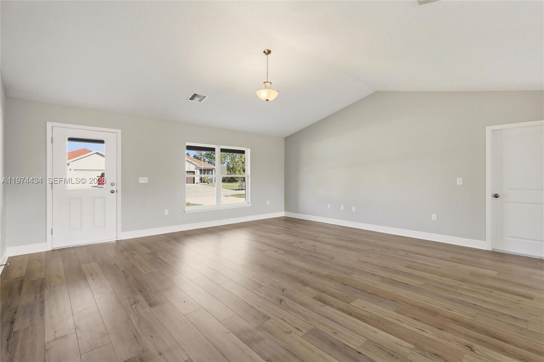 Activo con contrato: $309,000 (4 camas, 2 baños, 1860 Pies cuadrados)