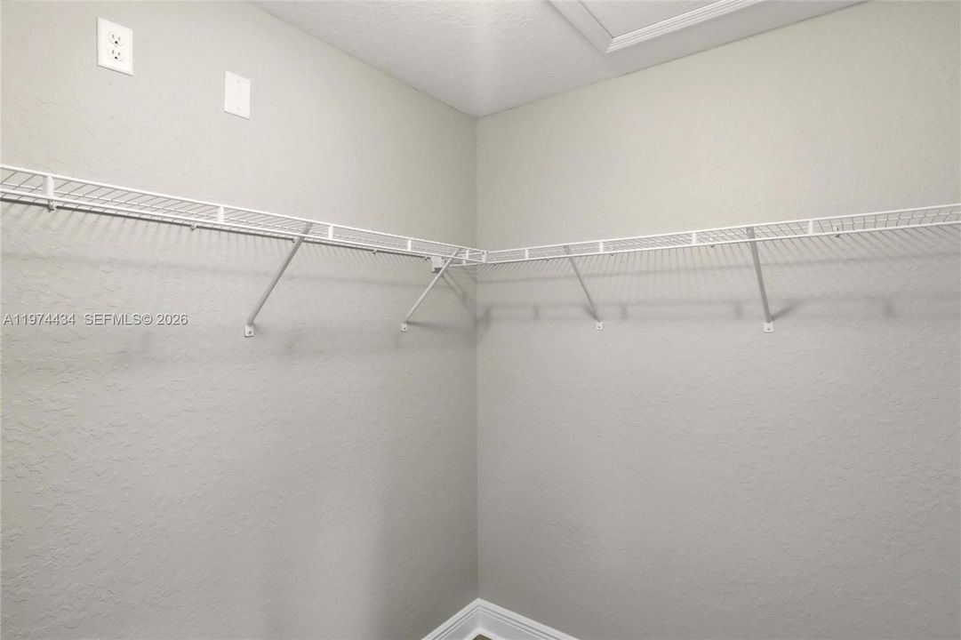 Activo con contrato: $309,000 (4 camas, 2 baños, 1860 Pies cuadrados)