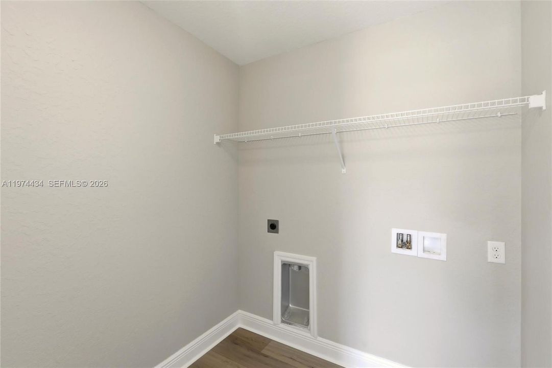 Activo con contrato: $309,000 (4 camas, 2 baños, 1860 Pies cuadrados)