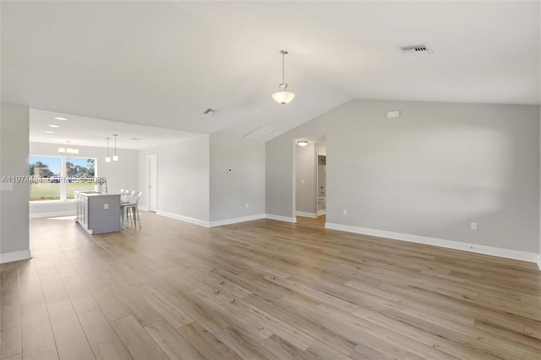 Activo con contrato: $309,000 (4 camas, 2 baños, 1860 Pies cuadrados)