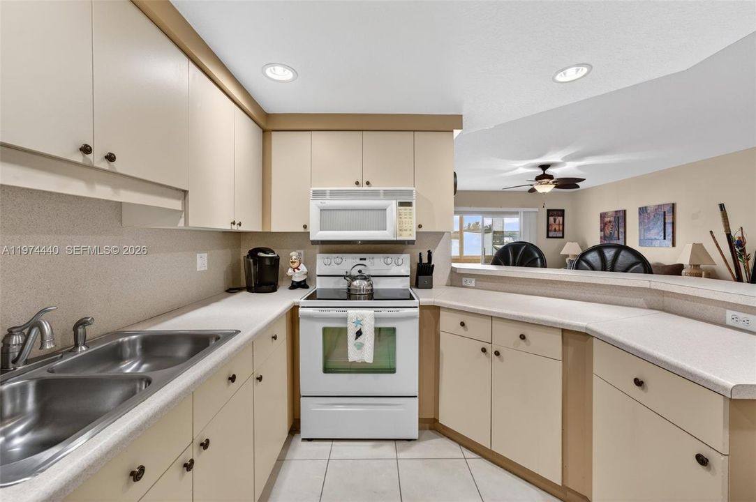 Active With Contract: $249,750 (3 beds, 2 baths, 1311 Square Feet)