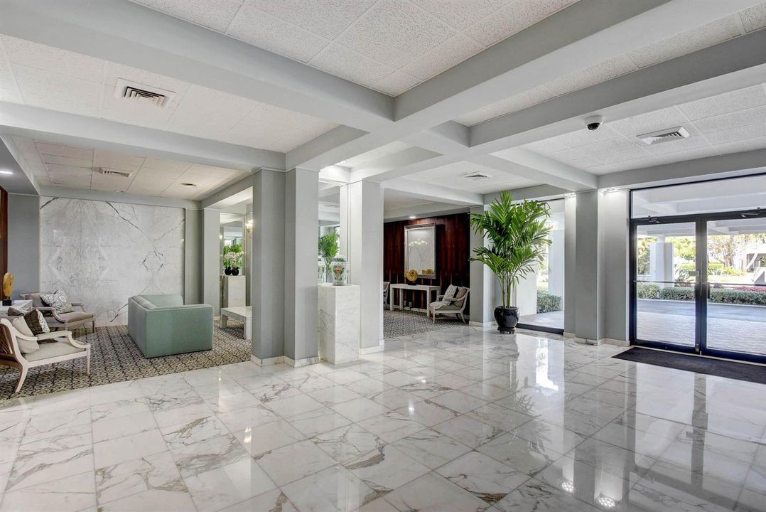La Palma Lobby and front entrance