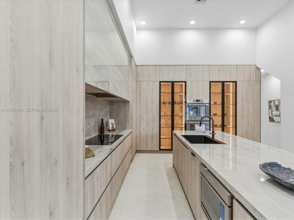 Activo con contrato: $2,950,000 (5 camas, 6 baños, 5071 Pies cuadrados)