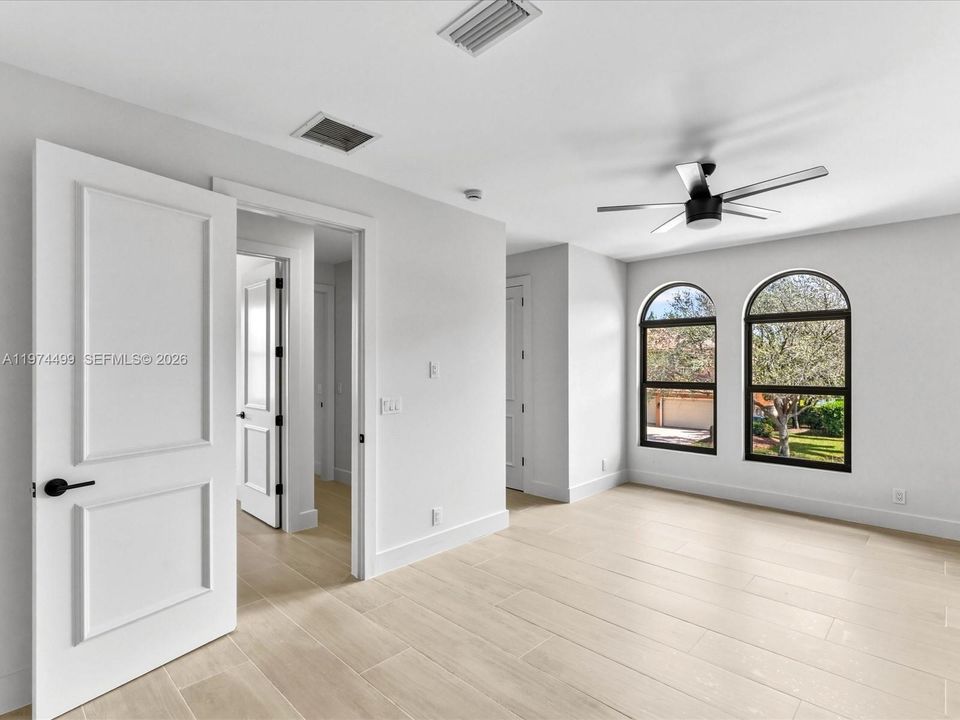 Activo con contrato: $2,950,000 (5 camas, 6 baños, 5071 Pies cuadrados)