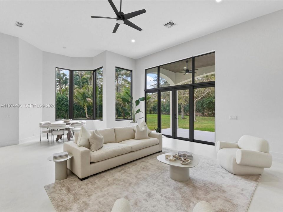 Activo con contrato: $2,950,000 (5 camas, 6 baños, 5071 Pies cuadrados)
